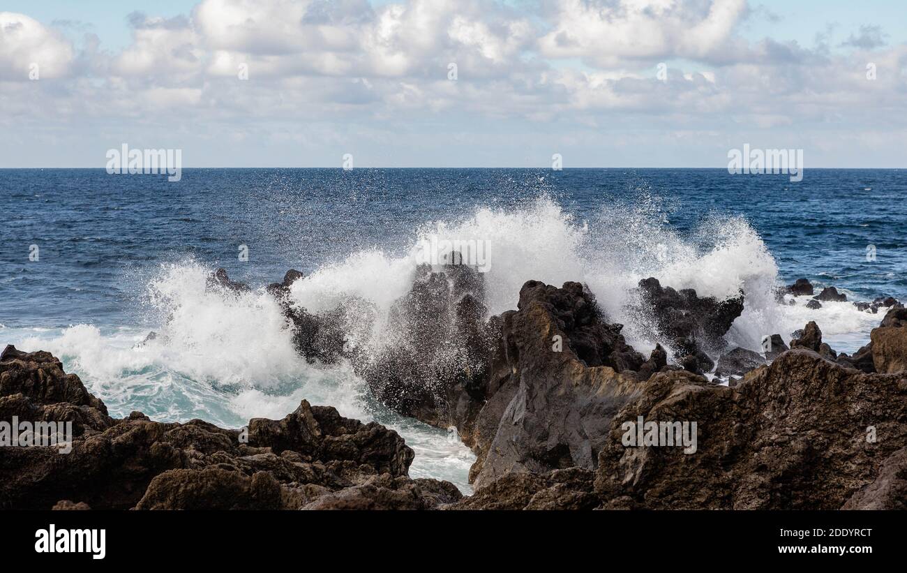 Large ocean waves breaking on hi-res stock photography and images - Alamy