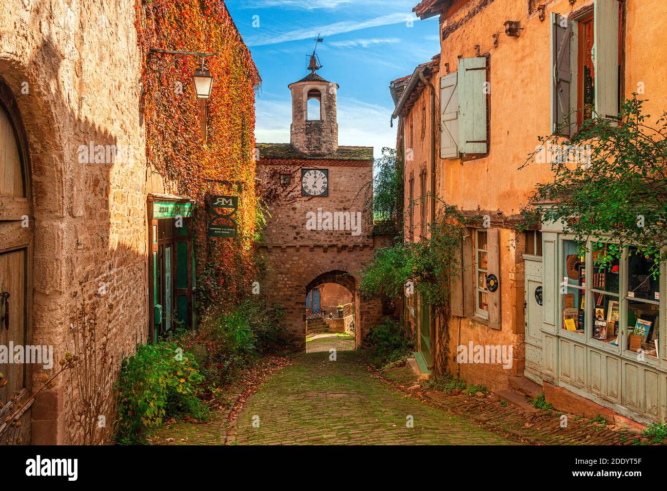 Medieval hill top village hi-res stock photography and images - Alamy