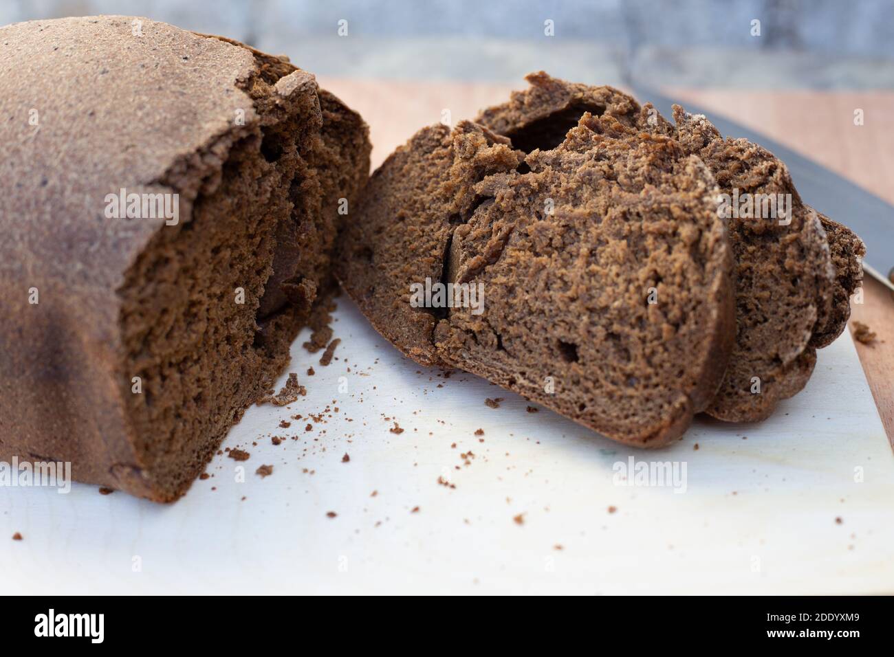 https://c8.alamy.com/comp/2DDYXM9/sliced-slices-of-fresh-brown-borodino-bread-baked-in-a-bread-machine-aromatic-homemade-cakes-2DDYXM9.jpg