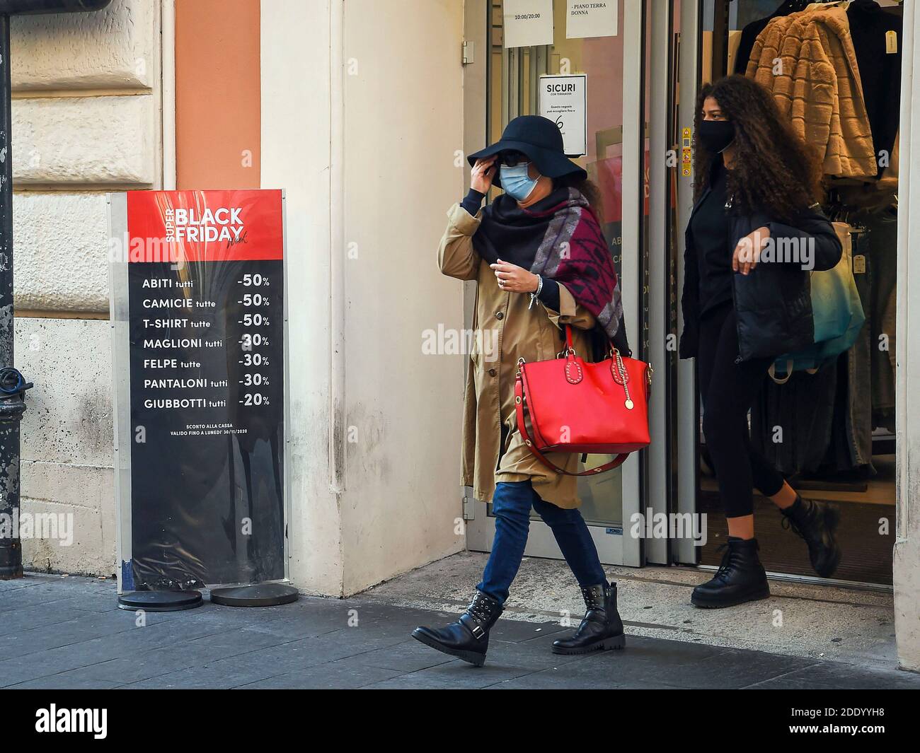 Italy, Rome, November 27th, 2020 : People goes shopping on the Black Friday  weekend in the fashion district of Rome. Photo © Fabio  Mazzarella/Sintesi/Alamy Live News Stock Photo - Alamy