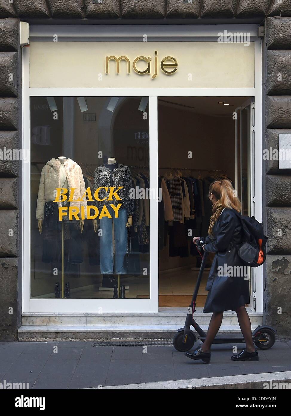 Black Friday November 27th. Woman Notes A Reminder On The Calendar. Sale  And Discounts Stock Photo - Alamy