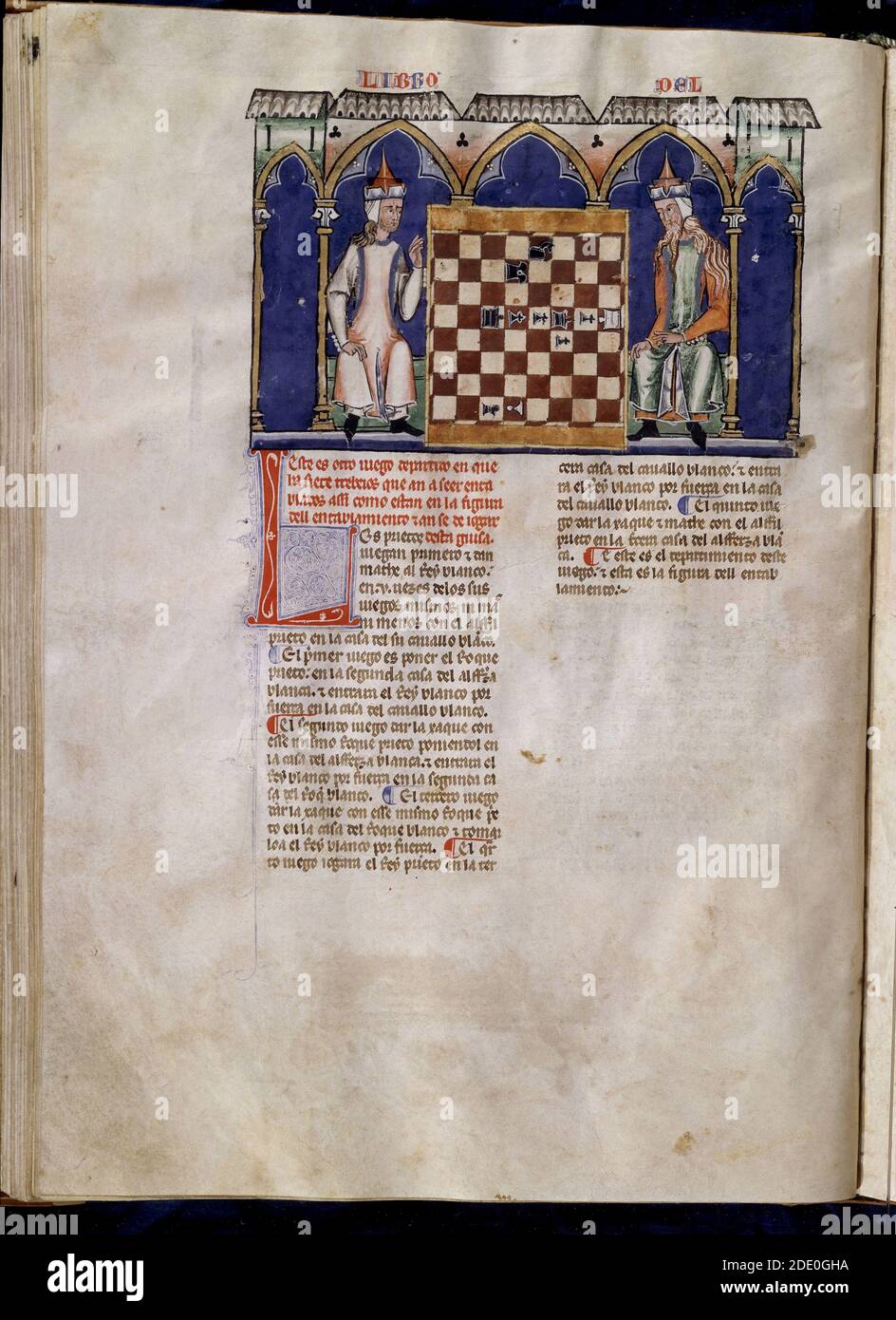 LIBRO DE JUEGOS O LIBRO DEL AJEDREZ DADOS Y TABLAS - 1283 - FOLIO 48V - DOS HOMBRES JUGANDO AL AJEDREZ - MANUSCRITO GOTICO. Author: Alfonso X of Castile. Location: MONASTERIO-BIBLIOTECA-COLECCION. SAN LORENZO DEL ESCORIAL. MADRID. SPAIN. Stock Photo