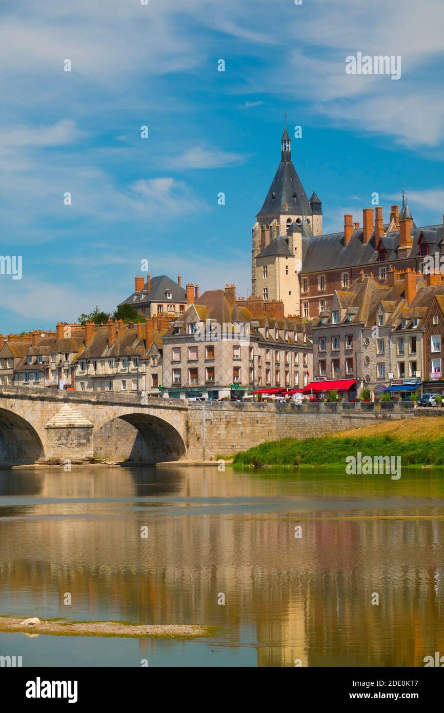 France, Loiret (45), Gien, old bridge also called Anne-de-Beaujeu bridge, the old town and the castle of Gien on the banks of the Loire river Stock Photo