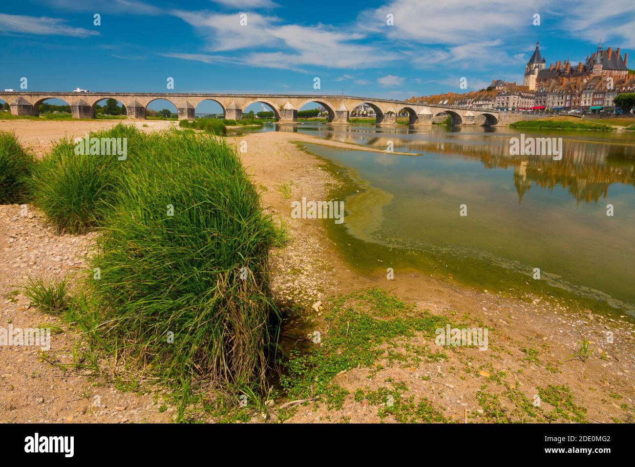 France, Loiret (45), Gien, La Loire river with low level during an hot summer, back old bridge also called Anne-de-Beaujeu bridge and old town and Gie Stock Photo