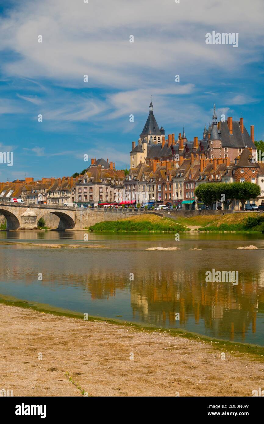 France, Loiret (45), Gien, old bridge also called Anne-de-Beaujeu bridge, the old town and the castle of Gien on the banks of the Loire river Stock Photo