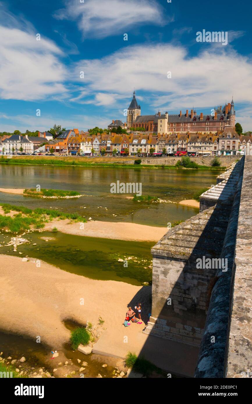 France, Loiret (45), Gien, La Loire river, old town and, Gien castle, viewed from old bridge also called Anne-de-Beaujeu bridge Stock Photo