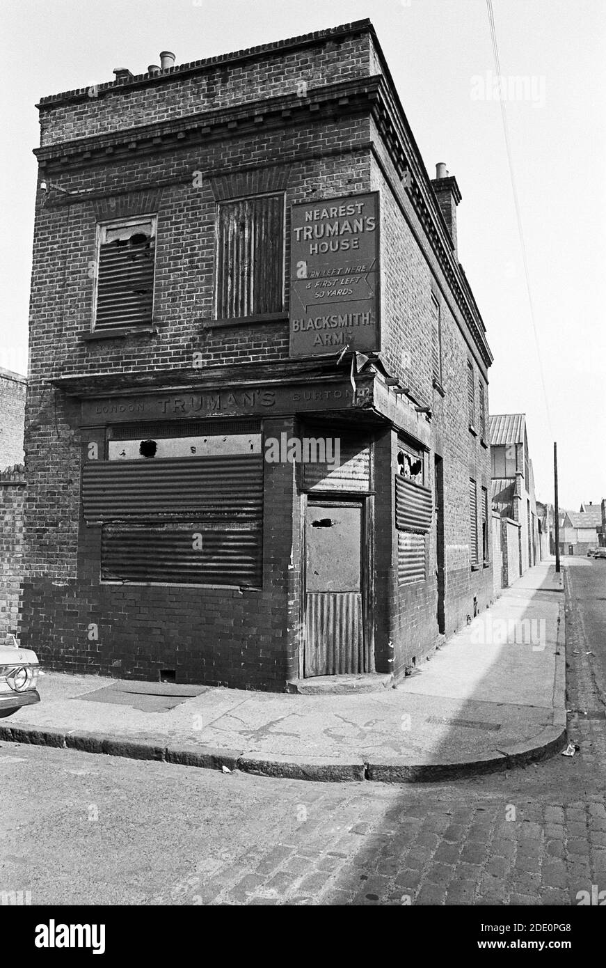 UK, London, Docklands, Isle of Dogs, early 1974. Prince Alfred public house or pub,  ('The Bucket') 22 Tobago Street. Manilla St (on right). Closed after WW2 bomb damage and still standing as a ruin in 1974. Stock Photo