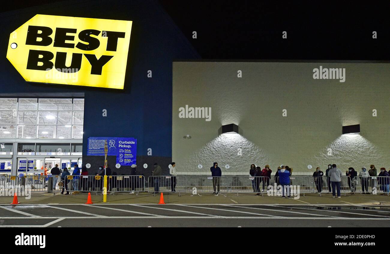 Black friday shoppers wait hi-res stock photography and images - Alamy