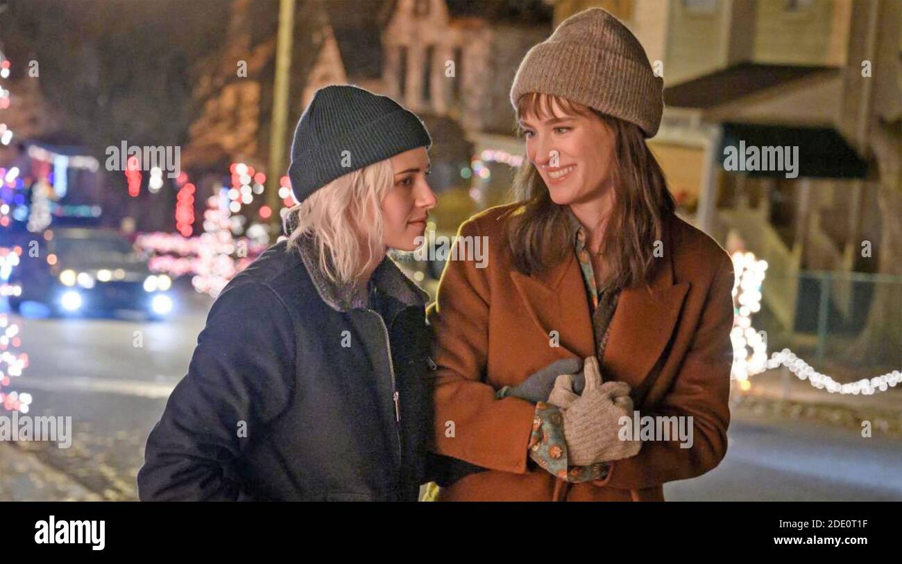 HAPPIEST SEASON 2020 Sony Pictures Releasing film with Kristen Stewart at left and Mackenzie Davis Stock Photo