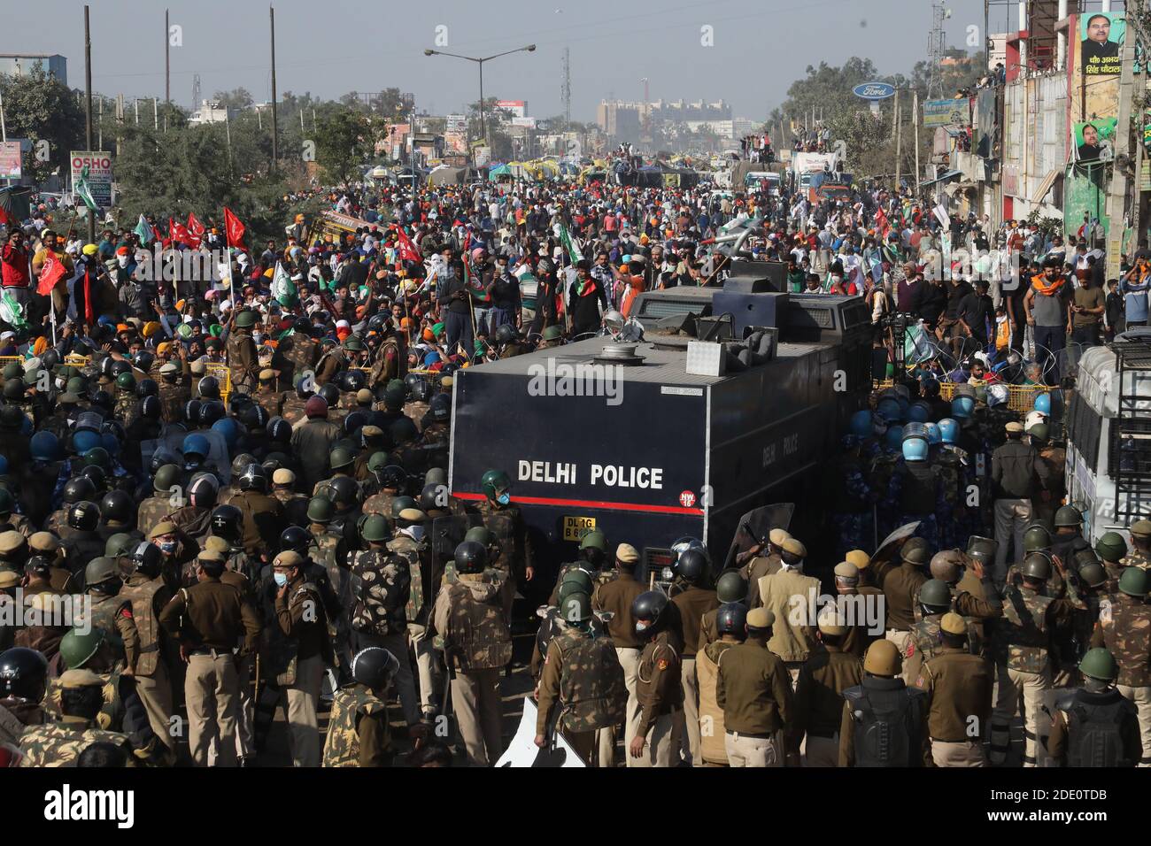 New Delhi, India. 27th Nov, 2020. Protesters clashing with police during the demonstration.Groups of farmers marched from Singhu border Delhi-Haryana border towards New Delhi (Delhi Chalo) demonstrating against a new agricultural law brought by the Indian government, walking with modified tractors carrying stock food and woolens and essential supplies. Credit: SOPA Images Limited/Alamy Live News Stock Photo