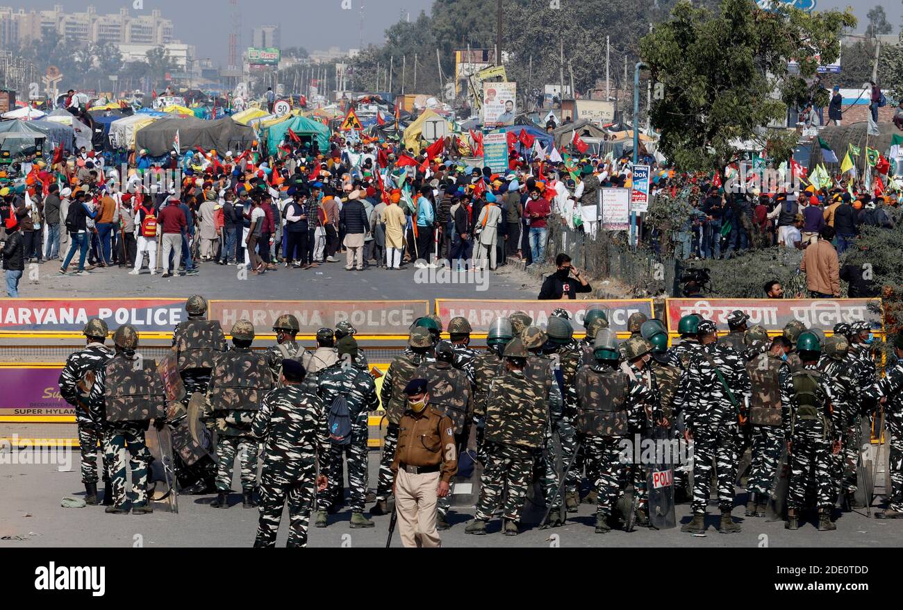 New Delhi, India. 27th Nov, 2020. Police stand on guard during the demonstration.Groups of farmers marched from Singhu border Delhi-Haryana border towards New Delhi (Delhi Chalo) demonstrating against a new agricultural law brought by the Indian government, walking with modified tractors carrying stock food and woolens and essential supplies. Credit: SOPA Images Limited/Alamy Live News Stock Photo