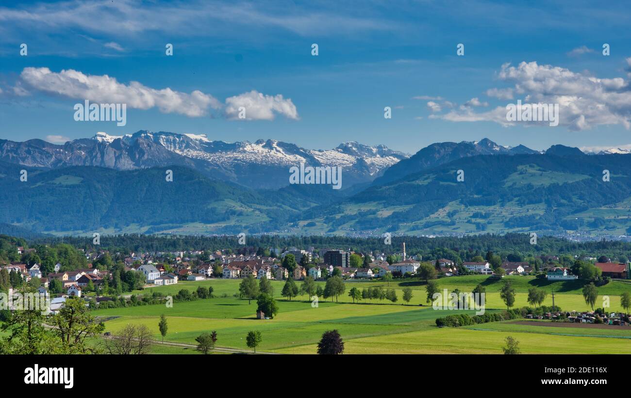 fantastic view from rüti zurcher oberland in the glarus mountains with the snow covered peaks and the world famous vrenelisgärtli.  view in nnerthal Stock Photo