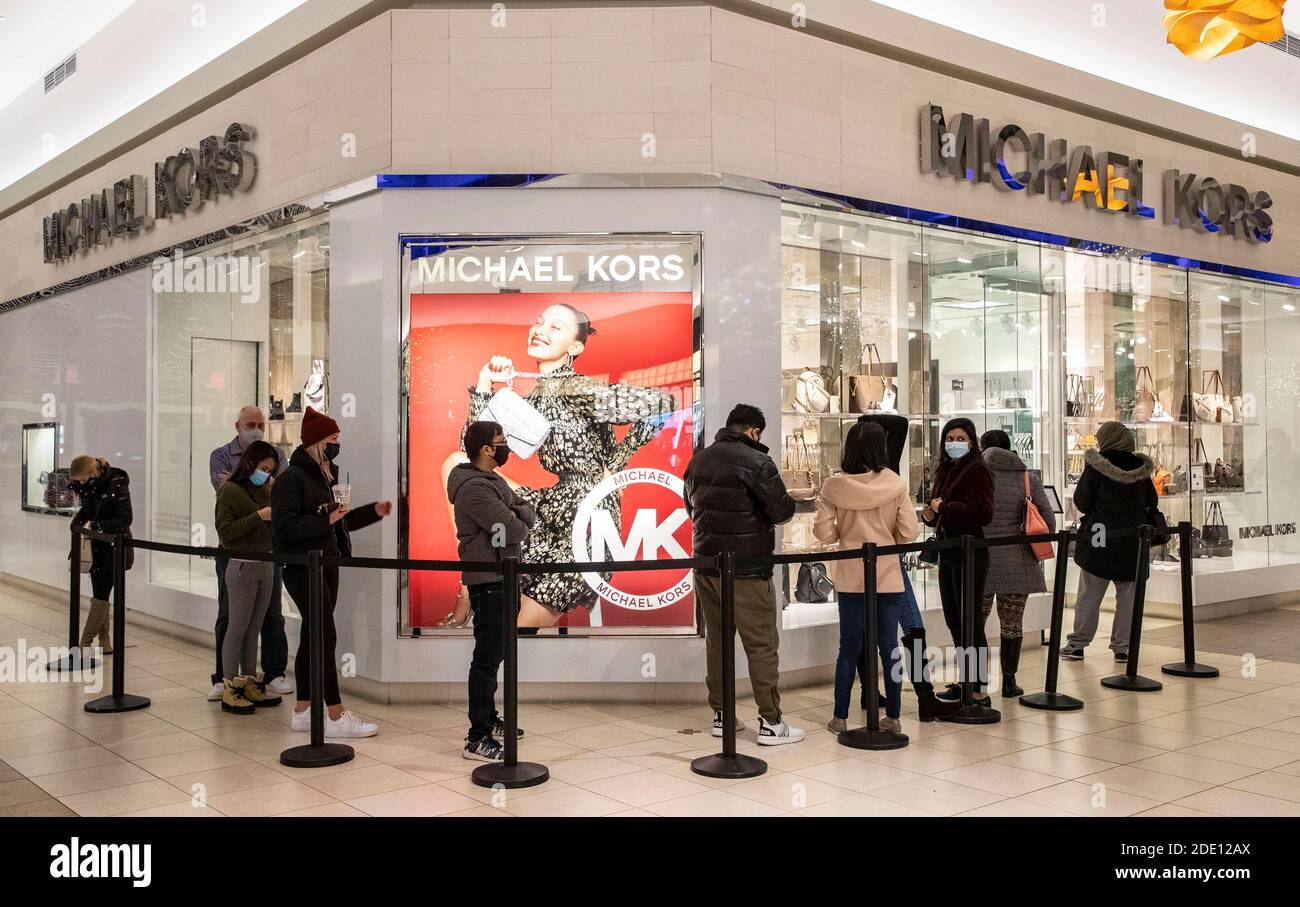 Saks Fifth Avenue store at the Fashion Outlets of Chicago mall in Rosemont,  near Chicago O'Hare airport, Illinois, USA Stock Photo - Alamy