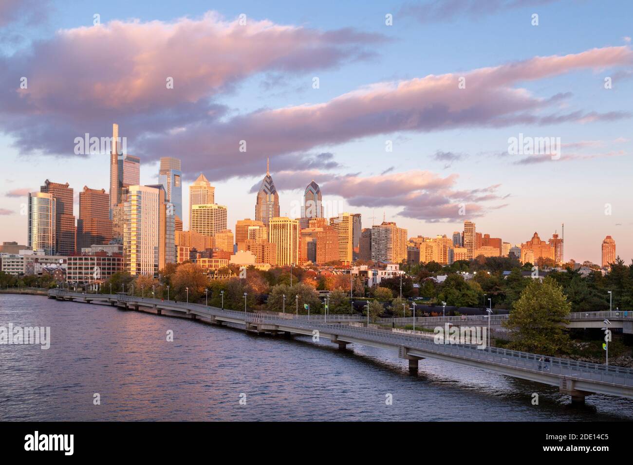 Skyline in autumn behind the Schuylkill River Boardwalk at Sunset , Philadelphia, Pennsylvania, USA Stock Photo