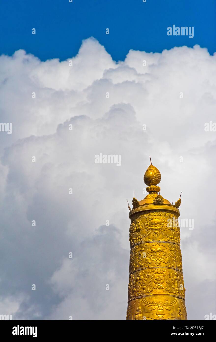 Golden Victory banner on rooftop, Norbulingka, part of the 'Historic Ensemble of the Potala Palace and a UNESCO World Heritage site, Lhasa, Tibet, Chi Stock Photo