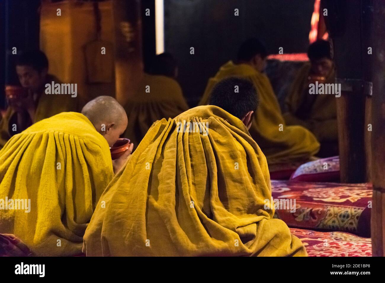 Yellow hat lama monks in Tashi Lhunpo Monastery, Shigatse, Tibet, China Stock Photo
