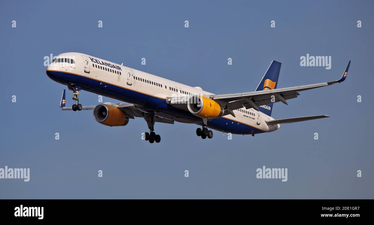 Icelandair Boeing 757 TF-FIX on final approach to London-Heathrow Airport LHR Stock Photo