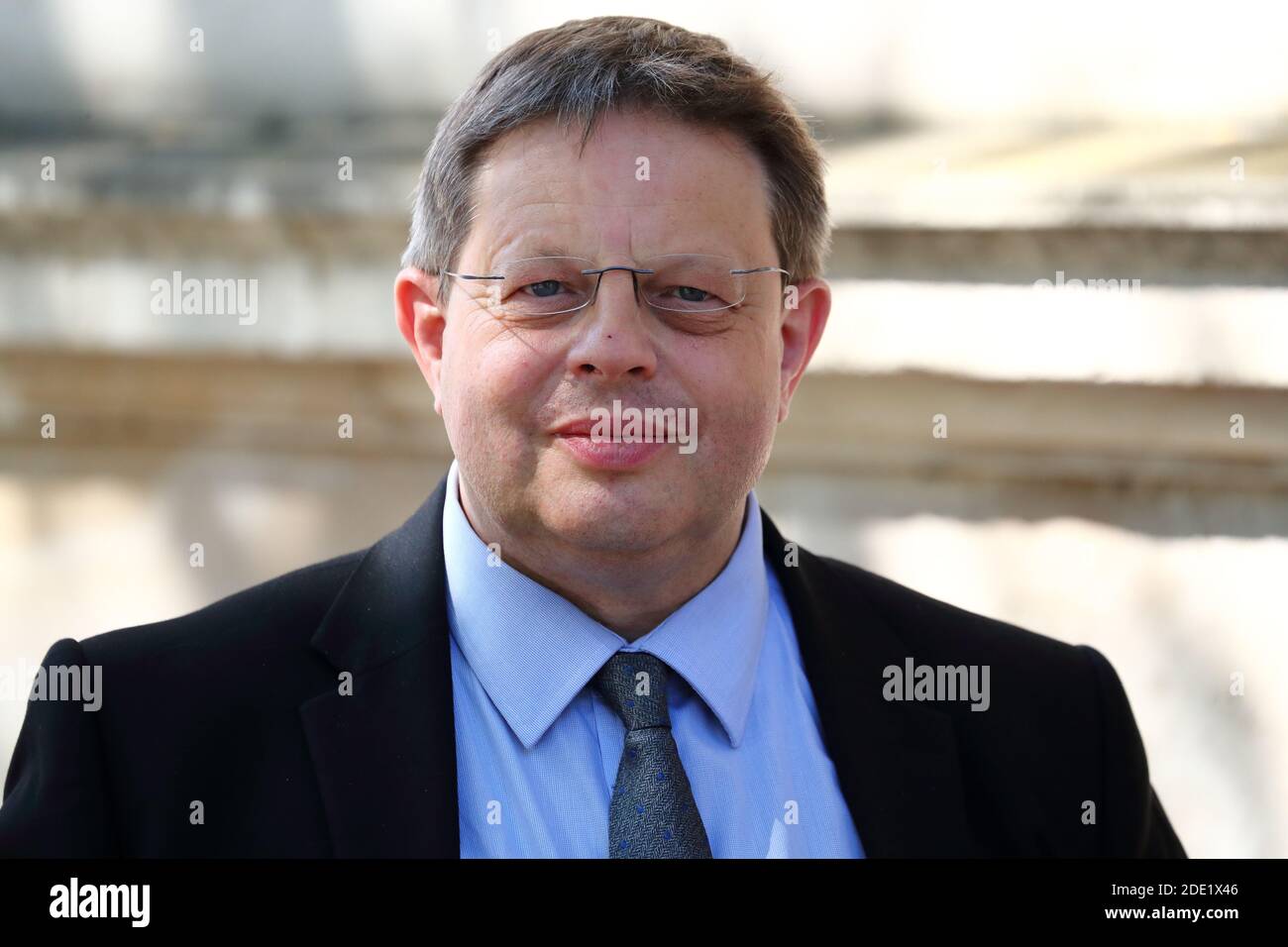 BBC Reporter Iain Watson reporting from Downing Street, London, UK Stock Photo