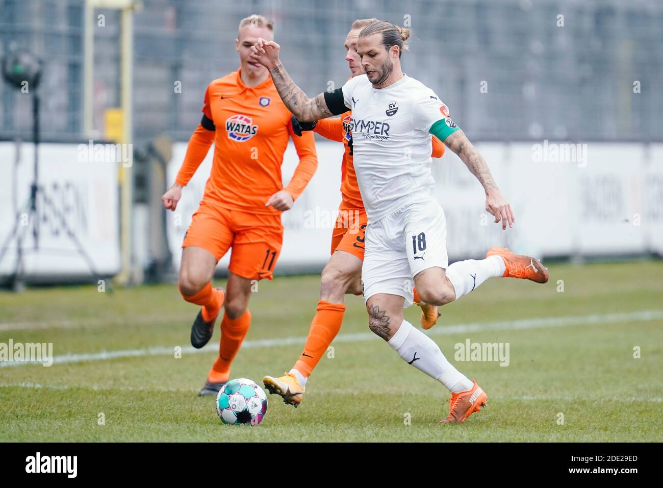 Sandhausen, Germany. 28th Nov, 2020. Football: 2nd Bundesliga, SV Sandhausen - FC Erzgebirge Aue, 9th matchday, Hardtwaldstadion. Ben Zolinski (l) from Erzgebirge Aue and Sandhausen's Dennis Diekmeier fight for the ball. Credit: Uwe Anspach/dpa - IMPORTANT NOTE: In accordance with the regulations of the DFL Deutsche Fußball Liga and the DFB Deutscher Fußball-Bund, it is prohibited to exploit or have exploited in the stadium and/or from the game taken photographs in the form of sequence images and/or video-like photo series./dpa/Alamy Live News Stock Photo