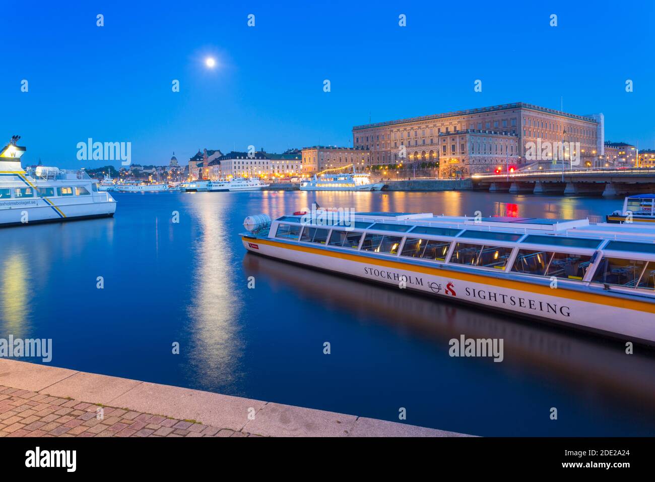 The Royal Palace and sightseeing boats at dusk, Stockholm, Sweden, Scandinavia, Europe Stock Photo