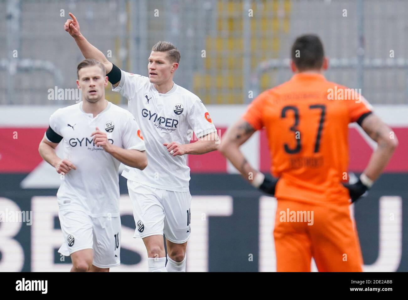 Sandhausen, Germany. 28th Nov, 2020. Football: 2nd Bundesliga, SV Sandhausen - FC Erzgebirge Aue, 9th matchday, Hardtwaldstadion. Sandhausen's goal scorer Kevin Behrens (r) cheers with Sandhausen's Julius Biada over the penalty goal for the 1:0. Credit: Uwe Anspach/dpa - IMPORTANT NOTE: In accordance with the regulations of the DFL Deutsche Fußball Liga and the DFB Deutscher Fußball-Bund, it is prohibited to exploit or have exploited in the stadium and/or from the game taken photographs in the form of sequence images and/or video-like photo series./dpa/Alamy Live News Stock Photo