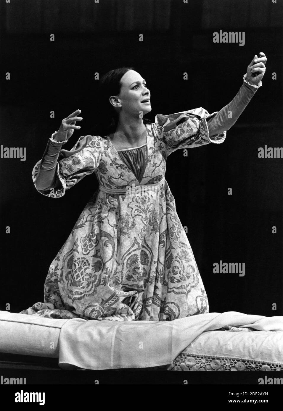 Francesca Annis (Juliet - holding potion) in ROMEO AND JULIET by Shakespeare at the Royal Shakespeare Company (RSC), Stratford-upon-Avon 1976 design: Chris Dyer  lighting: Clive Morris director: Trevor Nunn  (c) Donald Cooper/Photostage photos@photostage.co.uk ref/BW-093-22 Stock Photo