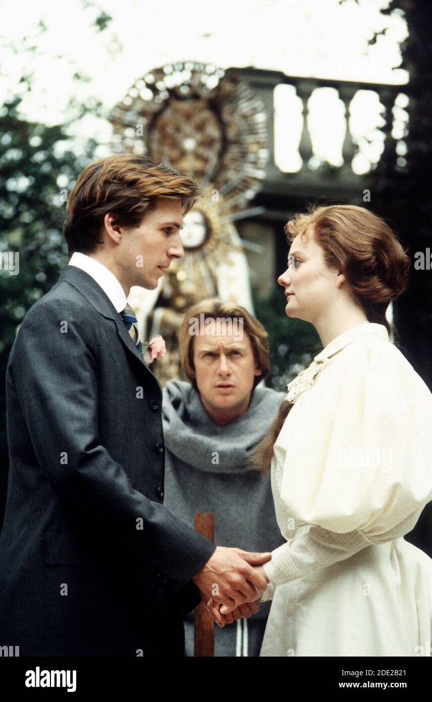 l-r: Ralph Fiennes (Romeo), Philip Bowen (Friar Lawrence), Sarah Woodward (Juliet) in ROMEO AND JULIET by Shakespeare at the Open Air Theatre, Regent's Park, London NW1  06/1986   design: Nick Ormerod  lighting: Ian Callander  choreographer: Terry John Bates  fights: John Waller  director: Declan Donnellan Stock Photo