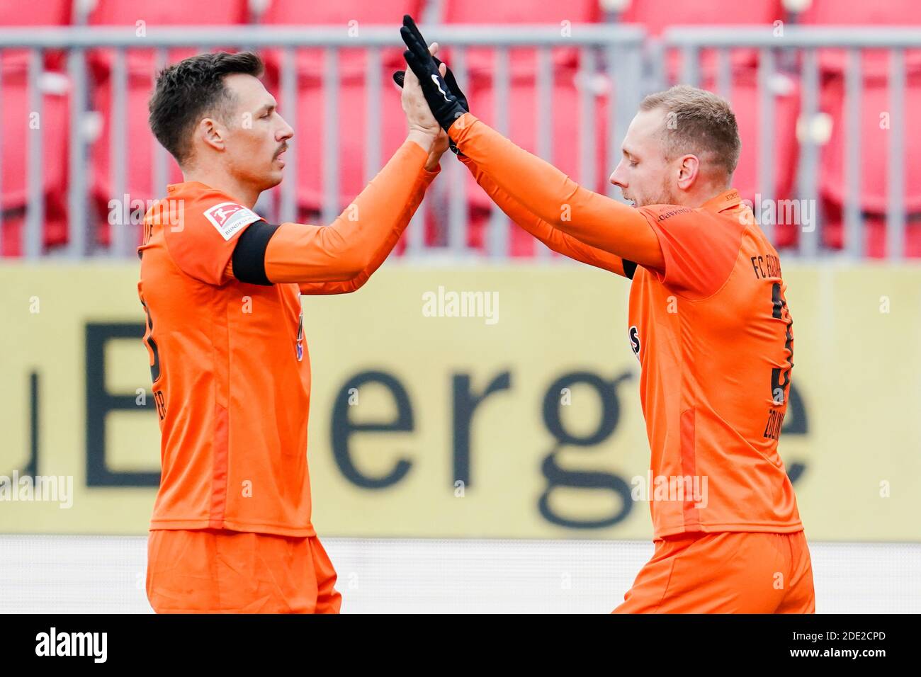Sandhausen, Germany. 28th Nov, 2020. Football: 2nd Bundesliga, SV Sandhausen - FC Erzgebirge Aue, 9th matchday, Hardtwaldstadion. Goal scorer Ben Zolinski (r) from Erzgebirge Aue cheers with Sören Gonther from Erzgebirge Aue about the goal for the 1:2. Credit: Uwe Anspach/dpa - IMPORTANT NOTE: In accordance with the regulations of the DFL Deutsche Fußball Liga and the DFB Deutscher Fußball-Bund, it is prohibited to exploit or have exploited in the stadium and/or from the game taken photographs in the form of sequence images and/or video-like photo series./dpa/Alamy Live News Stock Photo