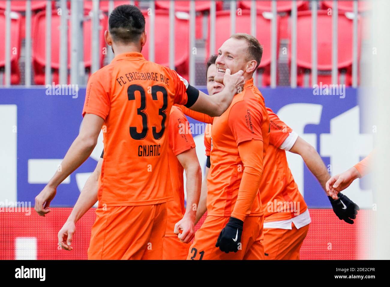 Sandhausen, Germany. 28th Nov, 2020. Football: 2nd Bundesliga, SV Sandhausen - FC Erzgebirge Aue, 9th matchday, Hardtwaldstadion. Goalscorer Ben Zolinski (r) from Erzgebirge Aue cheers with Ognjen Gnjatic from Erzgebirge Aue about the goal for the 1:2. Credit: Uwe Anspach/dpa - IMPORTANT NOTE: In accordance with the regulations of the DFL Deutsche Fußball Liga and the DFB Deutscher Fußball-Bund, it is prohibited to exploit or have exploited in the stadium and/or from the game taken photographs in the form of sequence images and/or video-like photo series./dpa/Alamy Live News Stock Photo