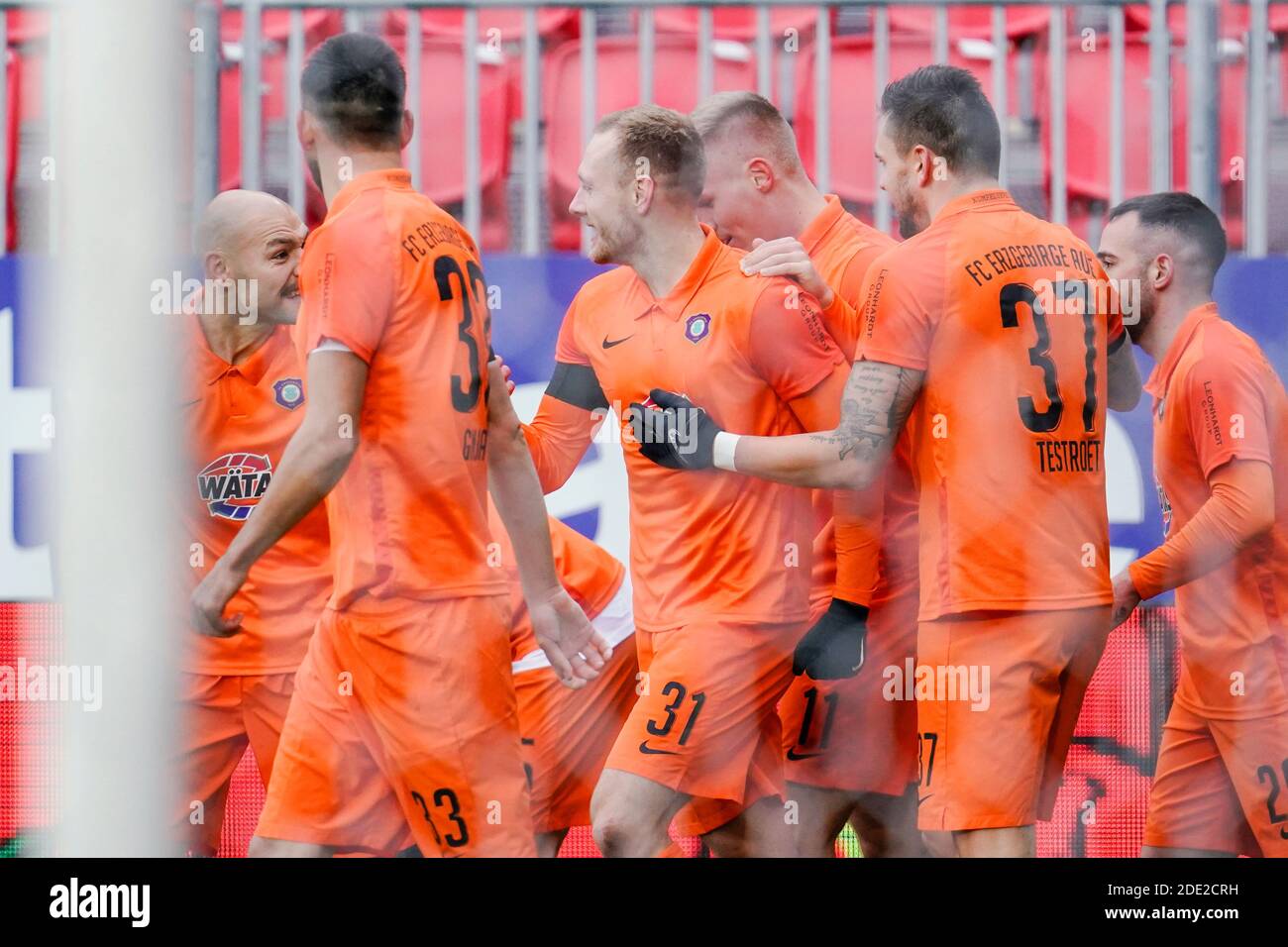 Sandhausen, Germany. 28th Nov, 2020. Football: 2nd Bundesliga, SV Sandhausen - FC Erzgebirge Aue, 9th matchday, Hardtwaldstadion. Goal scorer Ben Zolinski (M) from Erzgebirge Aue cheers with teammates about the goal for the 1:2. Credit: Uwe Anspach/dpa - IMPORTANT NOTE: In accordance with the regulations of the DFL Deutsche Fußball Liga and the DFB Deutscher Fußball-Bund, it is prohibited to exploit or have exploited in the stadium and/or from the game taken photographs in the form of sequence images and/or video-like photo series./dpa/Alamy Live News Stock Photo