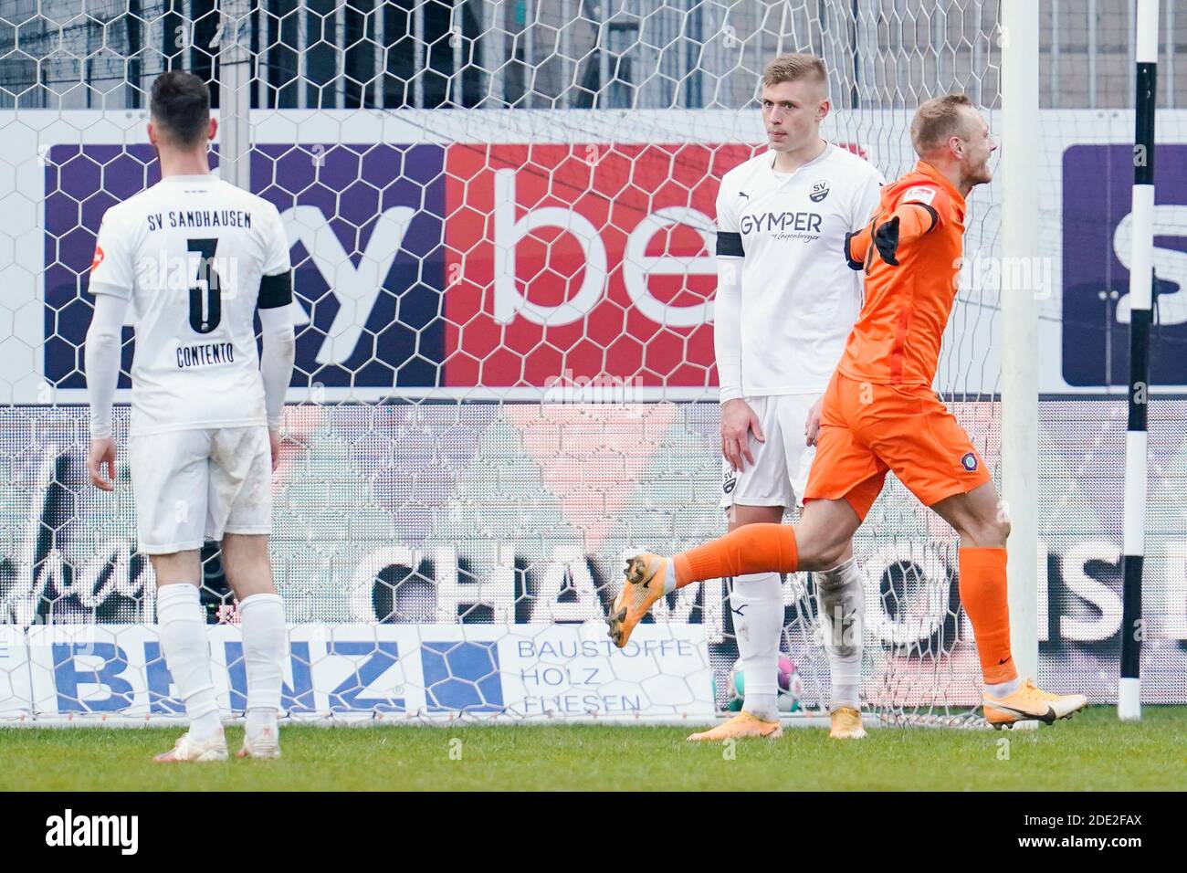 Sandhausen, Germany. 28th Nov, 2020. Football: 2nd Bundesliga, SV Sandhausen - FC Erzgebirge Aue, 9th matchday, Hardtwaldstadion. Goal scorer Ben Zolinski (r) from Erzgebirge Aue cheers for the goal of the 1:3. Credit: Uwe Anspach/dpa - IMPORTANT NOTE: In accordance with the regulations of the DFL Deutsche Fußball Liga and the DFB Deutscher Fußball-Bund, it is prohibited to exploit or have exploited in the stadium and/or from the game taken photographs in the form of sequence images and/or video-like photo series./dpa/Alamy Live News Stock Photo
