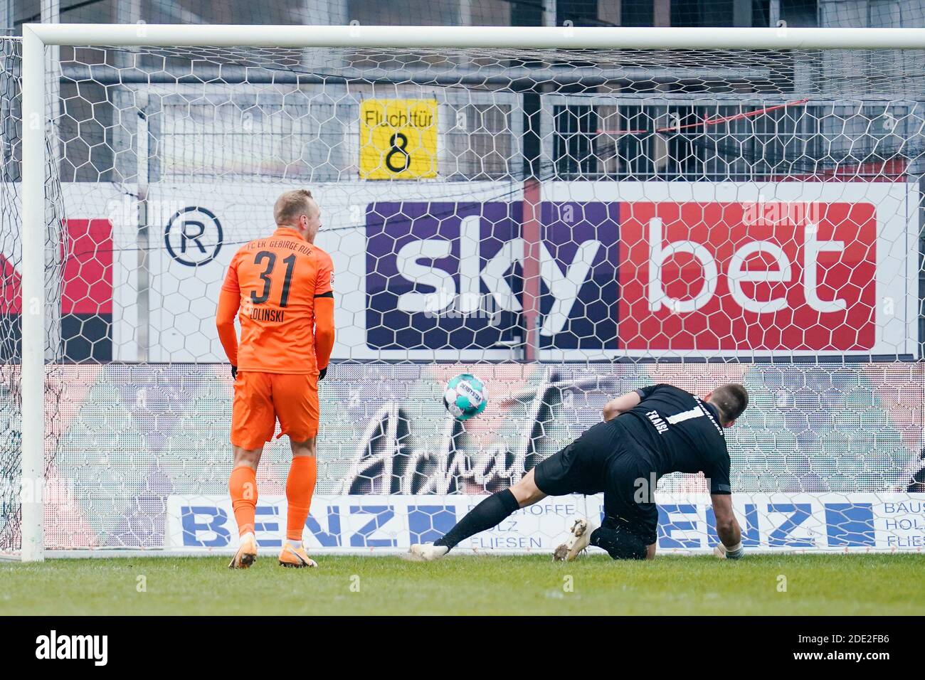 Sandhausen, Germany. 28th Nov, 2020. Football: 2nd Bundesliga, SV Sandhausen - FC Erzgebirge Aue, 9th matchday, Hardtwaldstadion. Ben Zolinski (l) from Erzgebirge Aue shoots past Sandhausen goalkeeper Martin Fraisl to score the goal for 1:3. Credit: Uwe Anspach/dpa - IMPORTANT NOTE: In accordance with the regulations of the DFL Deutsche Fußball Liga and the DFB Deutscher Fußball-Bund, it is prohibited to exploit or have exploited in the stadium and/or from the game taken photographs in the form of sequence images and/or video-like photo series./dpa/Alamy Live News Stock Photo