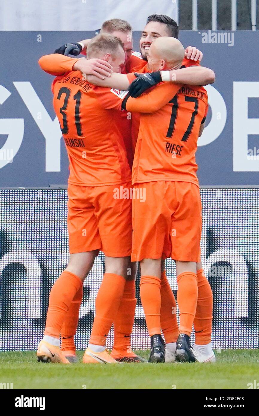 Sandhausen, Germany. 28th Nov, 2020. Football: 2nd Bundesliga, SV Sandhausen - FC Erzgebirge Aue, 9th matchday, Hardtwaldstadion. Goal scorer Ben Zolinski (l) from Erzgebirge Aue cheers with teammates about the goal for the 1:3. Credit: Uwe Anspach/dpa - IMPORTANT NOTE: In accordance with the regulations of the DFL Deutsche Fußball Liga and the DFB Deutscher Fußball-Bund, it is prohibited to exploit or have exploited in the stadium and/or from the game taken photographs in the form of sequence images and/or video-like photo series./dpa/Alamy Live News Stock Photo