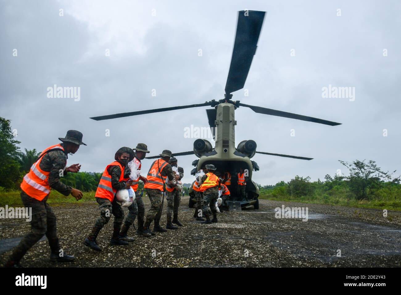 Guatemalan Armed Forces and civilians unload humanitarian aid from a U.S. Army CH-47 Chinook helicopter November 26, 2020 in Rubelsanto, Guatemala. Hurricane Iota swept through Central America destroying large sections of the coast and flooding roads. Stock Photo