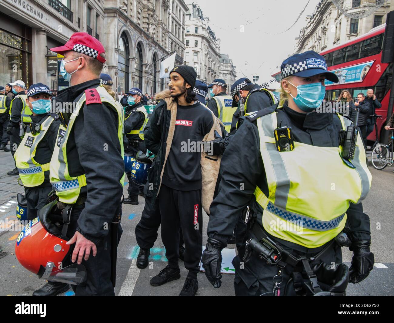 London UK 28 November 2020 Anti Lockdown protesters clashed with police in Central London today, more than 100 arrest were made for breaching anti lockdown and gathering Covid 19 regulations. Paul Quezada-Neiman/Alamy Live News Stock Photo