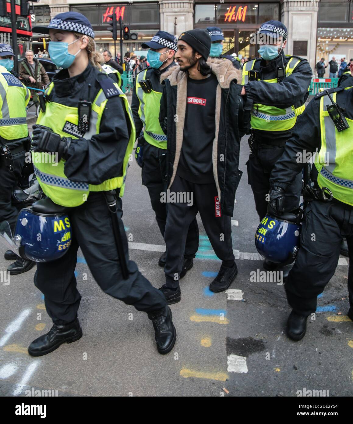 London UK 28 November 2020 Anti Lockdown protesters clashed with police in Central London today, more than 100 arrest were made for breaching anti lockdown and gathering Covid 19 regulations. Paul Quezada-Neiman/Alamy Live News Stock Photo