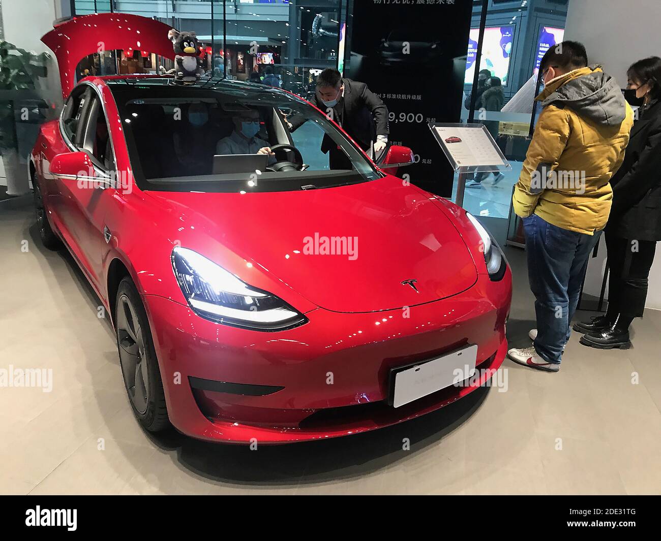 Tesla model 3 showroom hi-res stock photography and images - Alamy