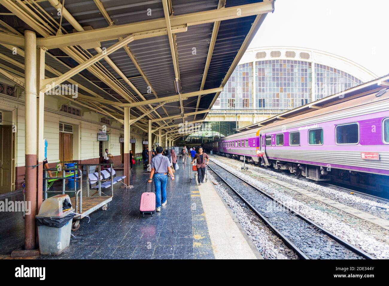Trains and passengers at the ol Hua Lamphong train station in Bangkok, Thailand Stock Photo