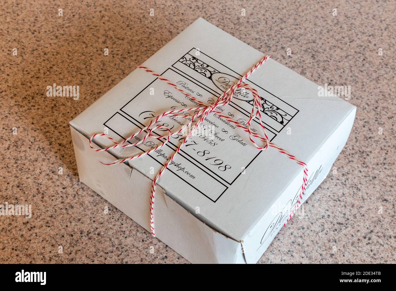 De Lillo Pasticceria cardboard pastry box tied with red and white twine, Bronx, New York, USA Stock Photo