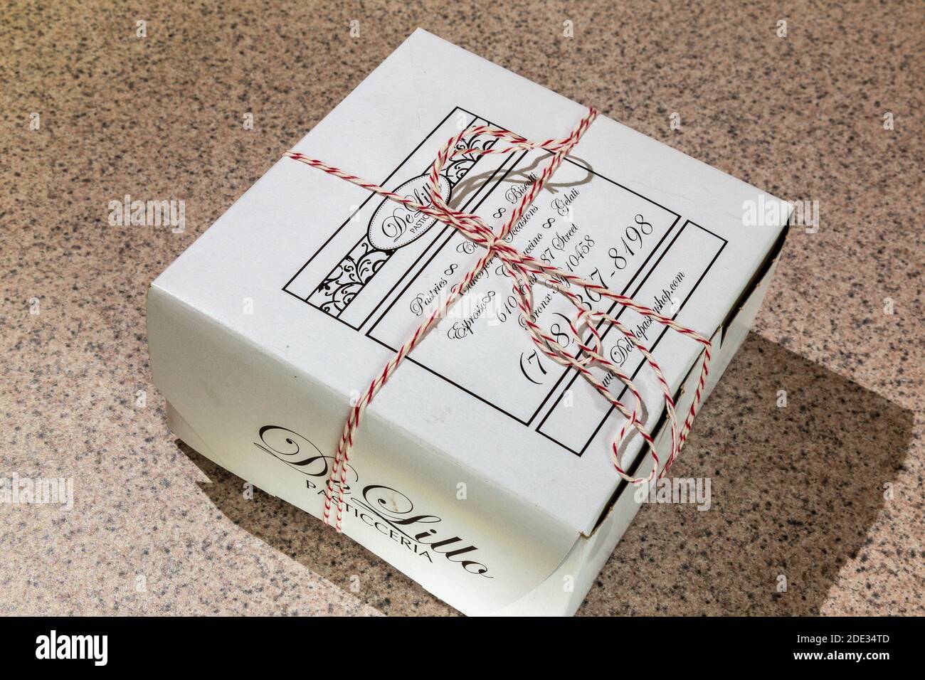 De Lillo Pasticceria cardboard pastry box tied with red and white twine, Bronx, New York, USA Stock Photo
