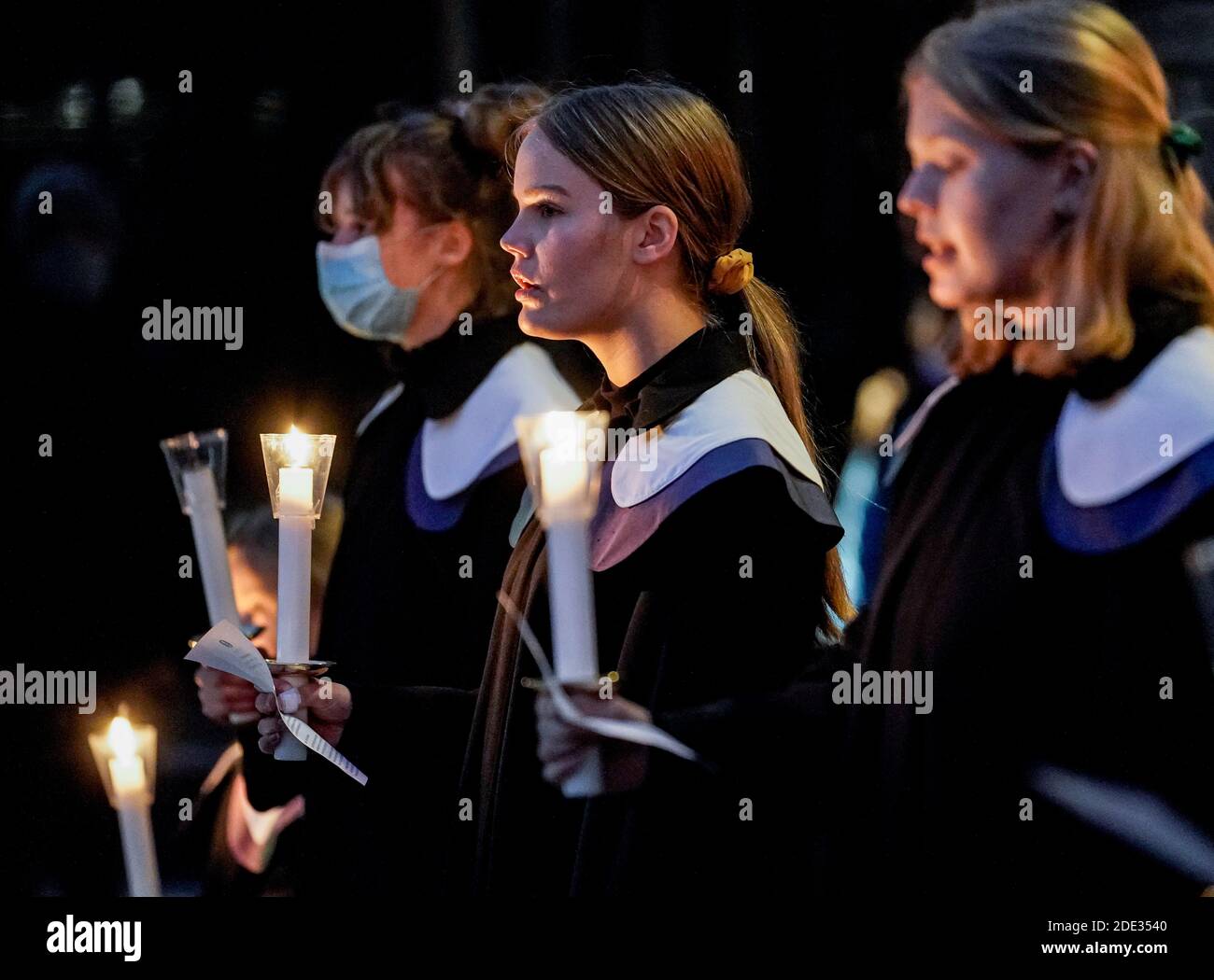 Hamburg, Germany. 28th Nov, 2020. Singers of a choir sing 'Singen-Hören-Staunen' on the church square in front of the Michaeliskirche after the Advent service. Credit: Axel Heimken/dpa/Alamy Live News Stock Photo