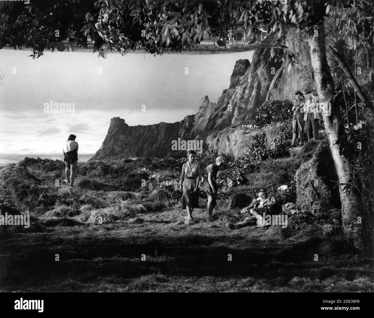 GORDON SCOTT BETTA ST. JOHN YOLANDE DONLAN GEORGE COULOURIS PETER ARNE and WILFRID HYDE-WHITE on set candid during filming of TARZAN AND THE LOST SAFARI 1957 director H. BRUCE HUMBERSTONE based on characters created by Edgar Rice Burroughs production design Paul Sheriff Solar Film Productions - Metro Goldwyn Mayer Stock Photo