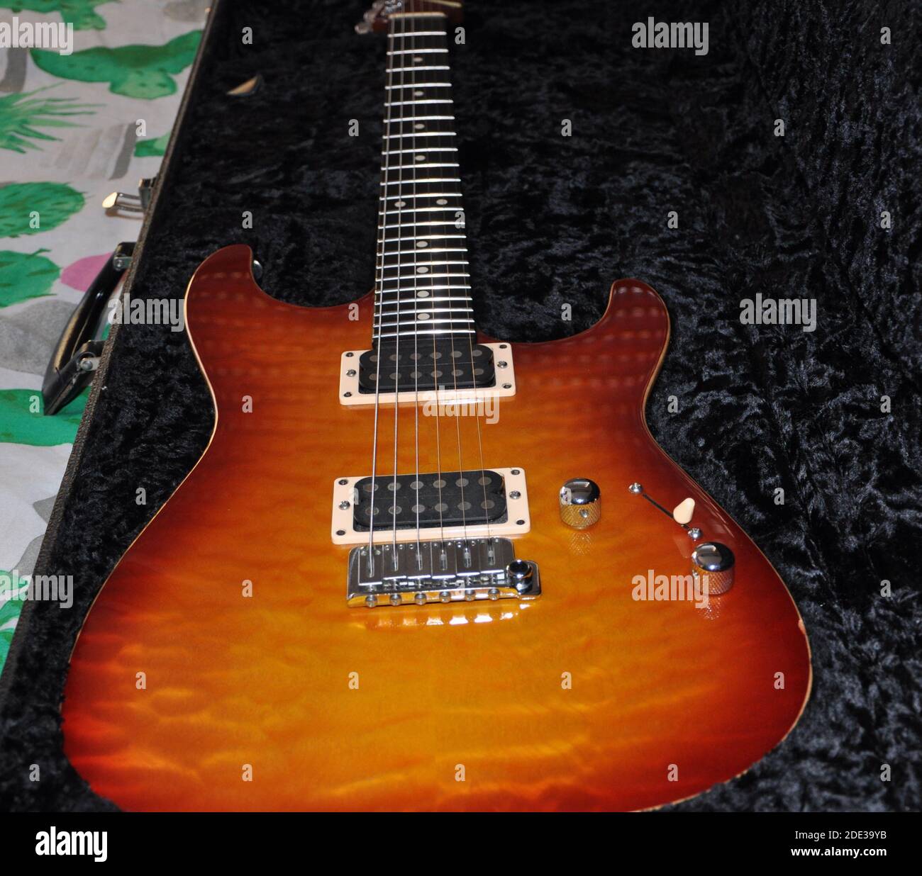 Quilted maple cherry on mahogany rosewood, cherry burst electric guitar