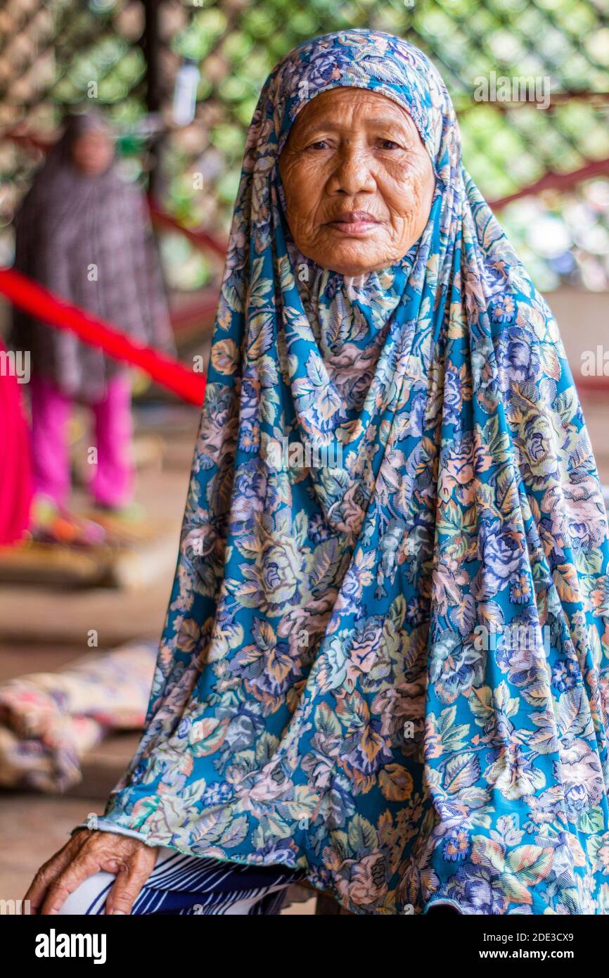 Ambalang Ausalin, master Yakan weaver in Lamitan, Basilan, Philippines Stock Photo