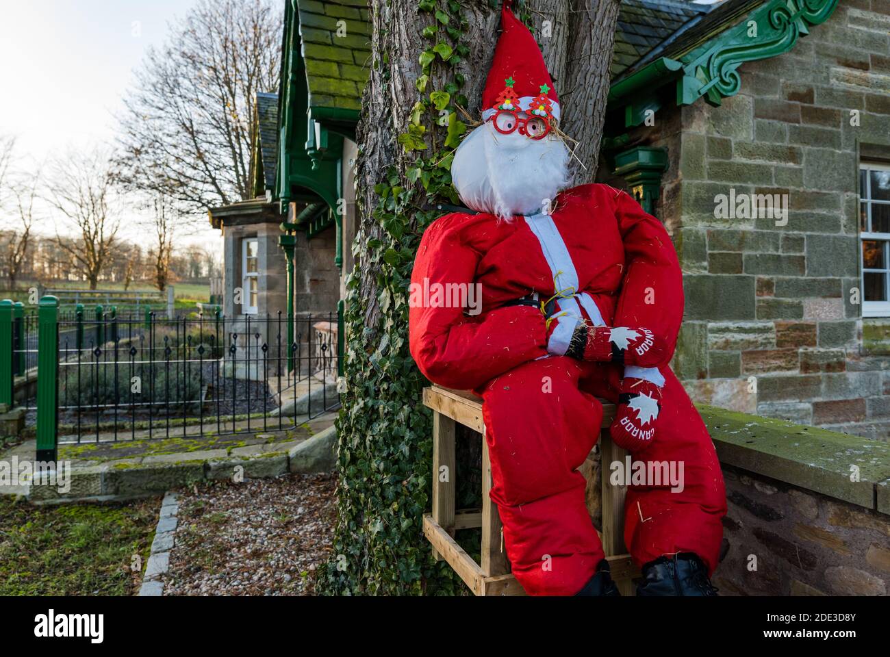 East Lothian, Scotland, United Kingdom, 28th November 2020. Christmas decorations: A life size Santa scarecrow figure has appeared in Dirleton Village as art of the community Christmas decorations Stock Photo