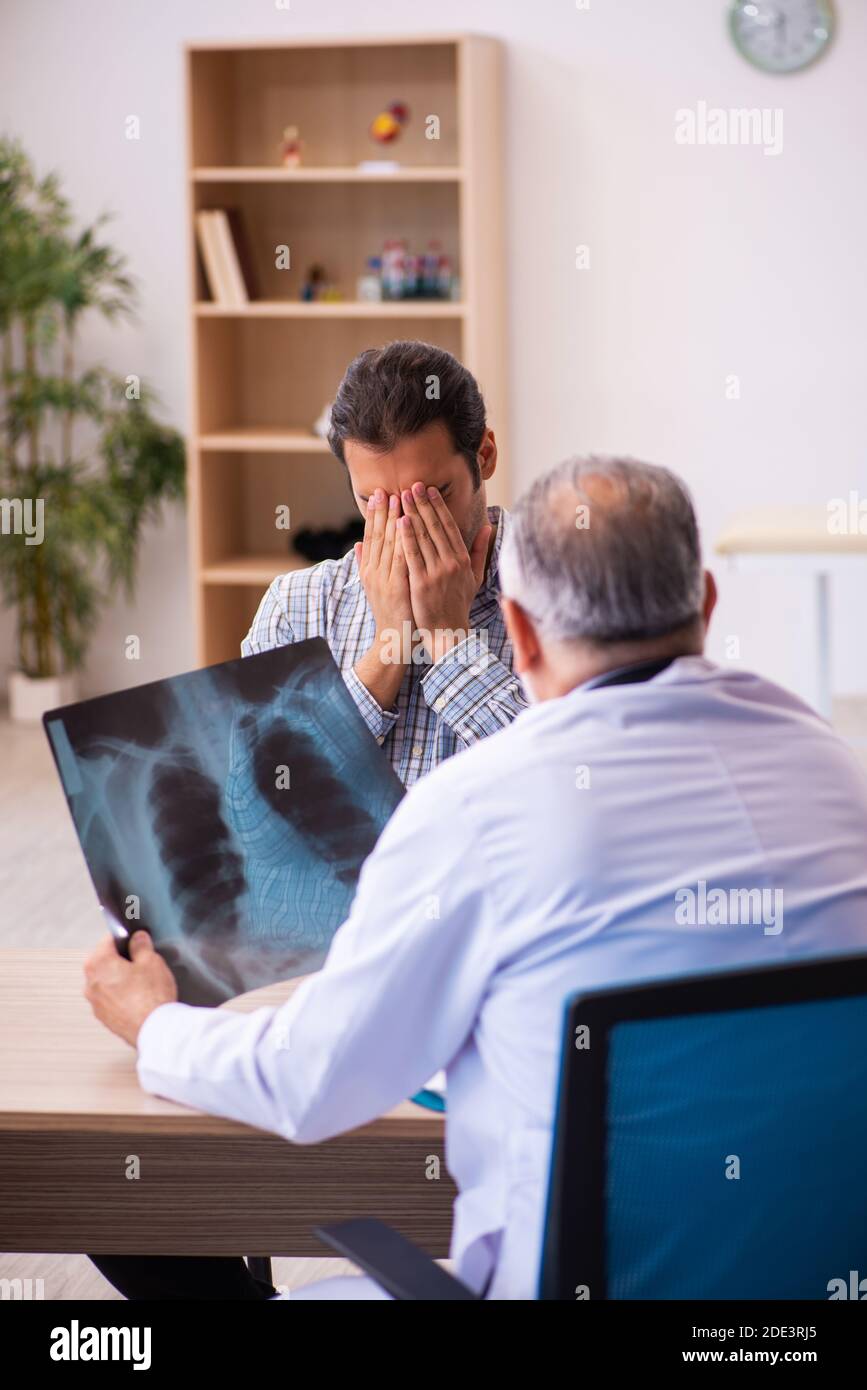 Doctor x ray patient crying hi-res stock photography and images - Alamy