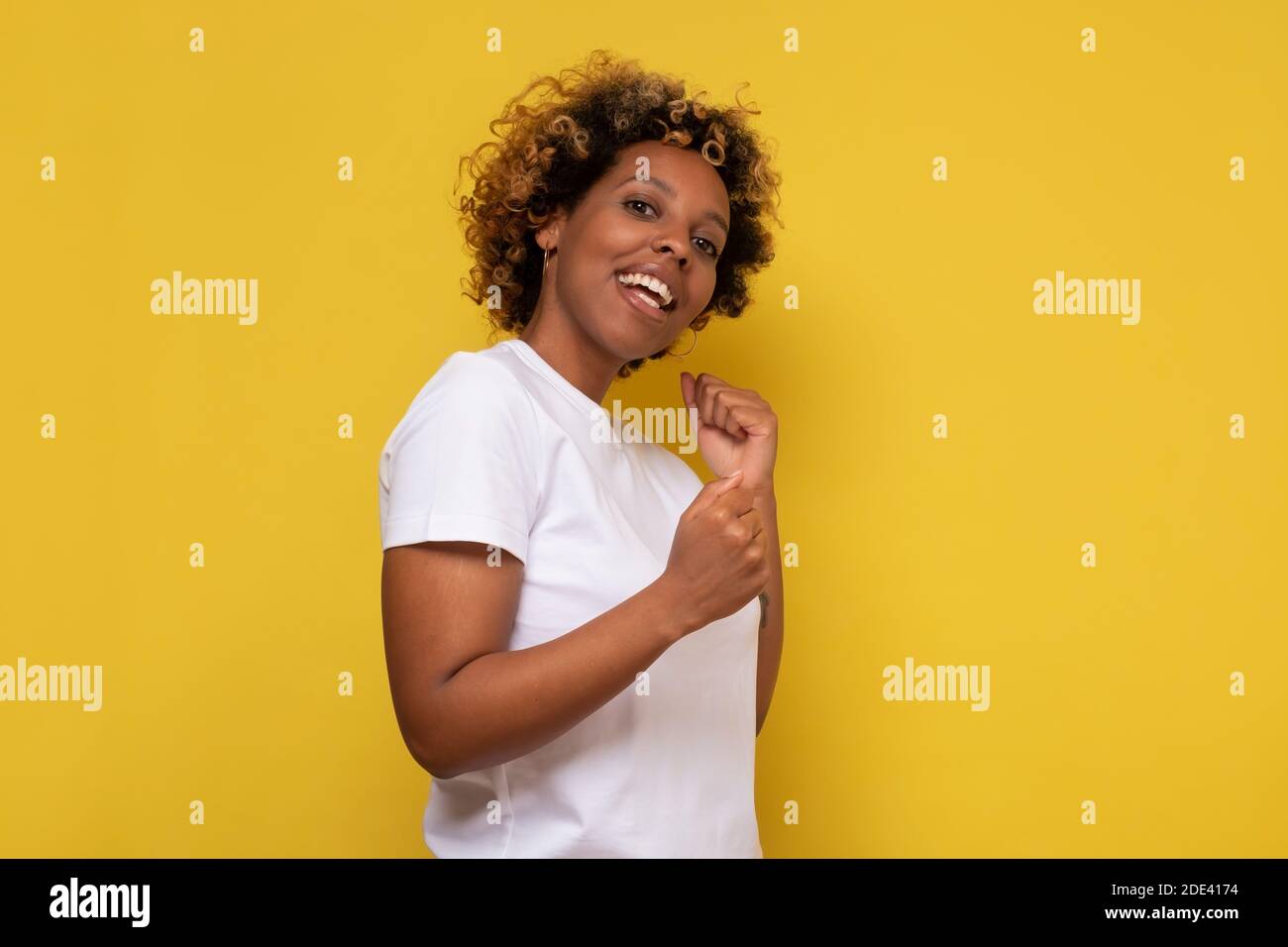 African woman dancing smiling hi-res stock photography and images - Alamy