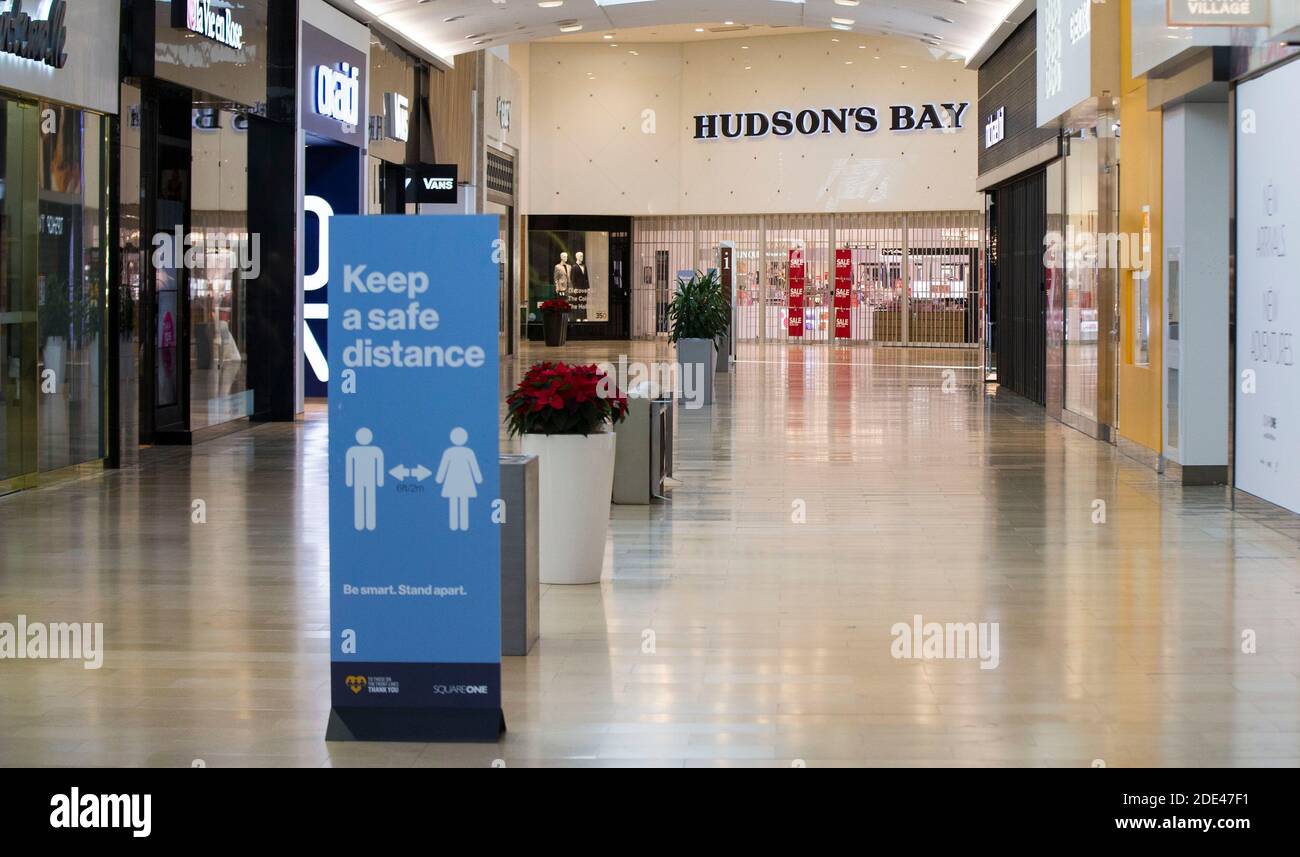 Mississauga, Canada. 28th Nov, 2020. Photo taken on Nov. 28, 2020 shows an empty hallway of Square One Shopping Center in Mississauga, Ontario, Canada. As of Saturday evening, Canada reported a total of 364,810 COVID-19 cases and 11,976 deaths, according to CTV. Credit: Zou Zheng/Xinhua/Alamy Live News Stock Photo