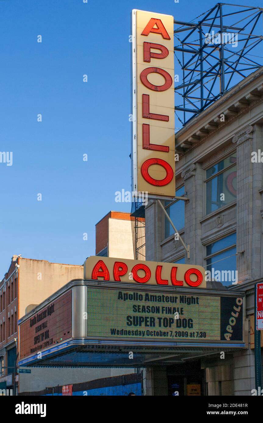 APOLLO THEATER SIGN ONE HUNDRED AND TWENTY FIFTH STREET HARLEM MANHATTAN NEW YORK CITY USA Stock Photo