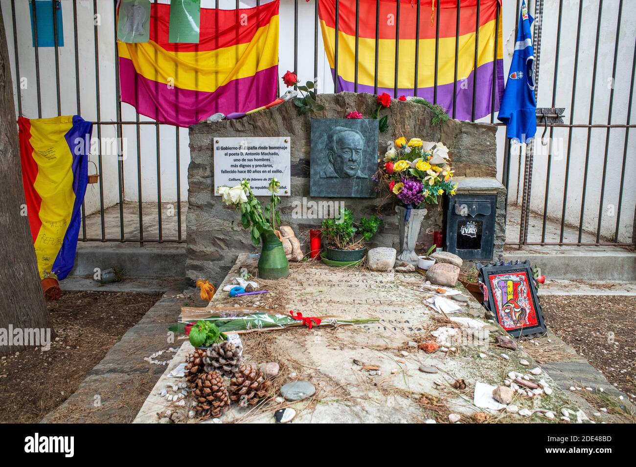 THE GRAVE OF ANTONIO MACHADO AND HIS COMPANION ANA RUIZ, FIGURE OF THE LITERARY MOVEMENT GENERATION OF 98, THE ANDALUSIAN POET DEVOTED HIS LIFE AND WO Stock Photo